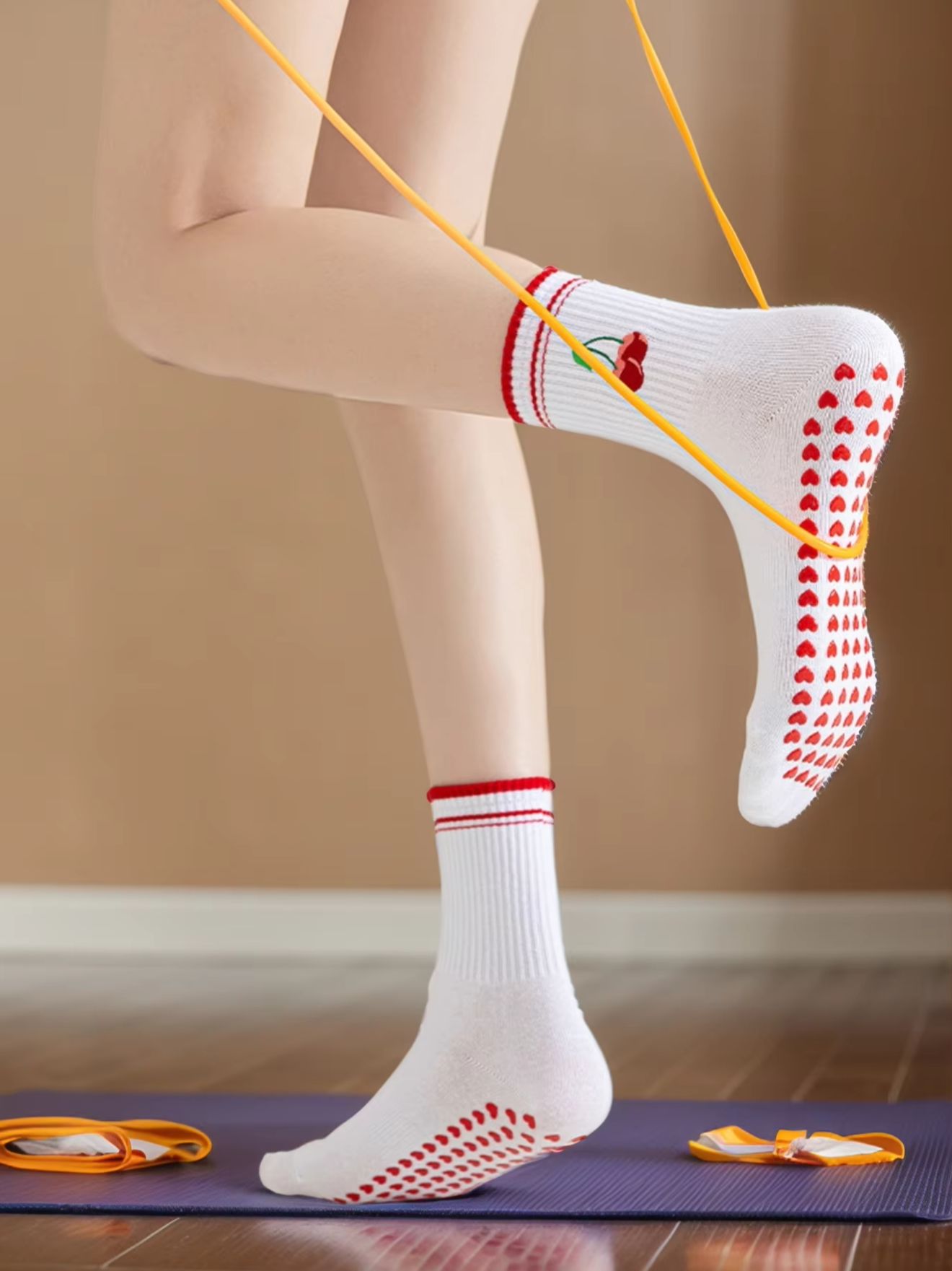 Pilates Yoga Fitness - 1 คู่ถุงเท้าโยคะมืออาชีพสำหรับการใช้งานข้ามพรมแดน ถุงเท้าผ้าฝ้ายพร้อมสายรัดซิลิโคนกันลื่นสำหรับพิลาทิส ฟิตเนส และการเต้นบนพื้น